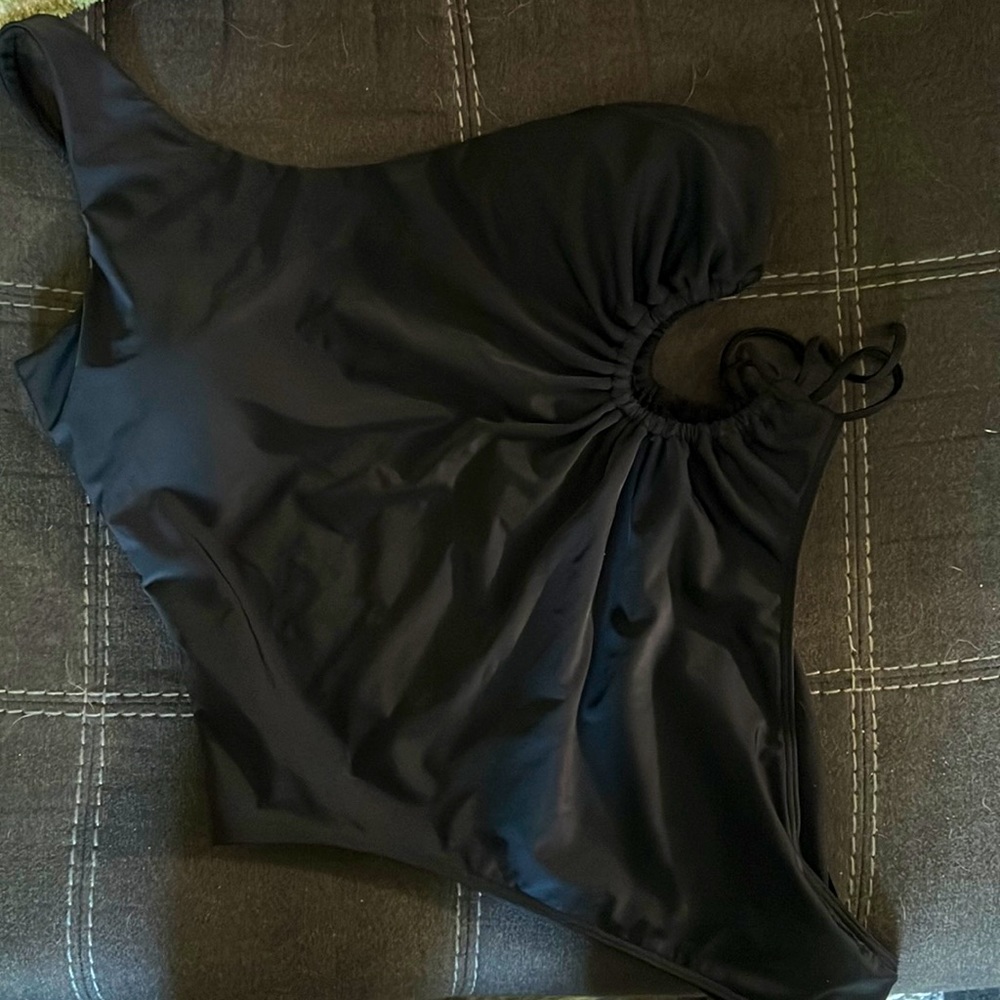 One piece bathing suit with cut out on side